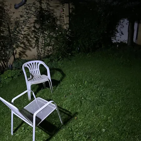 Moderne Wg Wohngemeinschaftzimmer Im Stadtzentrum Mit Idyllischem Garten Hinter Dem Haus Der Perfekte Rueckzugsort Fuer Entspannte Stunden Im Ferein Homestay