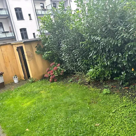 Moderne Wg Wohngemeinschaftzimmer Im Stadtzentrum Mit Idyllischem Garten Hinter Dem Haus Der Perfekte Rueckzugsort Fuer Entspannte Stunden Im Ferein