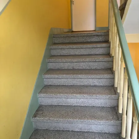 Moderne Wg Wohngemeinschaftzimmer Im Stadtzentrum Mit Idyllischem Garten Hinter Dem Haus Der Perfekte Rueckzugsort Fuer Entspannte Stunden Im Ferein