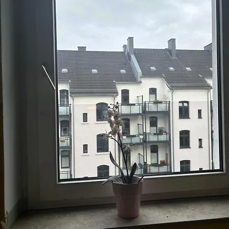 Moderne Wg Wohngemeinschaftzimmer Im Stadtzentrum Mit Idyllischem Garten Hinter Dem Haus Der Perfekte Rueckzugsort Fuer Entspannte Stunden Im Ferein Δωμάτια σε οικογενειακή κατοικία *